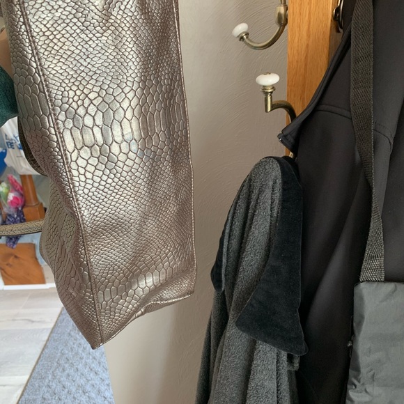 Leather silver New Direction purse in great shape - Picture 3 of 5